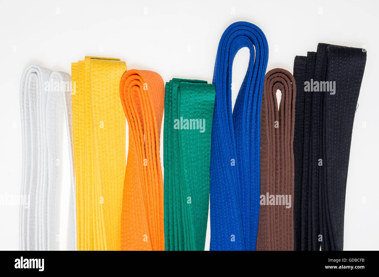 farbige Gürtel in Martial Arts und ein Teil des Judo uniform für einen fast abstrakten Hintergrund Stockfoto