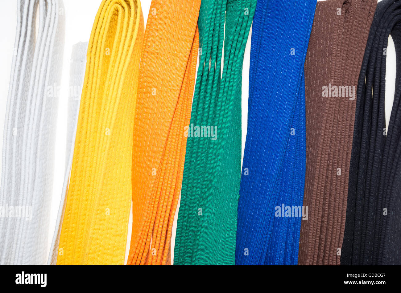 farbige Gürtel in Martial Arts und ein Teil des Judo uniform für einen fast abstrakten Hintergrund Stockfoto