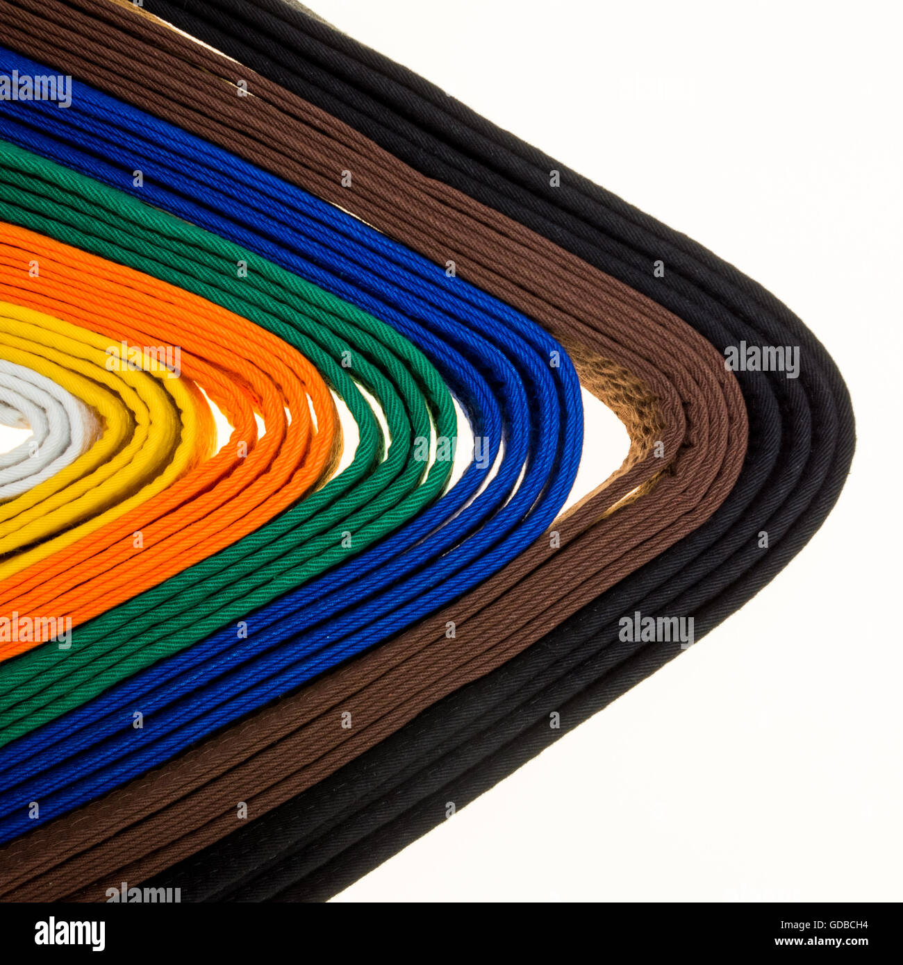 farbige Gürtel in Martial Arts und ein Teil des Judo uniform für einen fast abstrakten Hintergrund Stockfoto