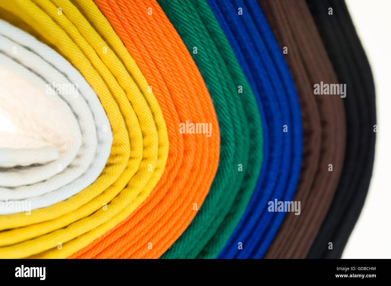 farbige Gürtel in Martial Arts und ein Teil des Judo uniform für einen fast abstrakten Hintergrund Stockfoto