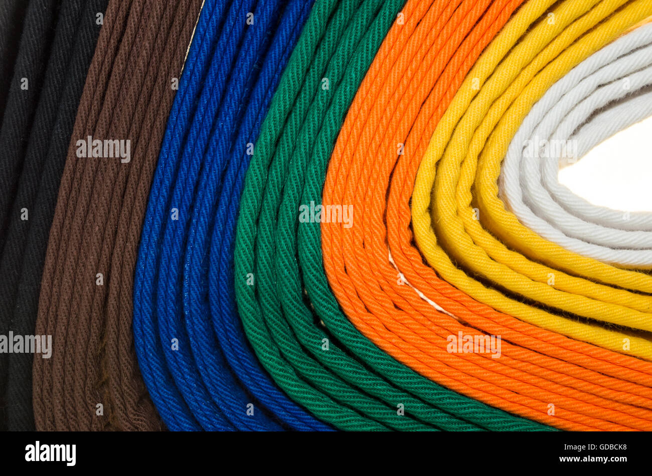 farbige Gürtel in Martial Arts und ein Teil des Judo uniform für einen fast abstrakten Hintergrund Stockfoto