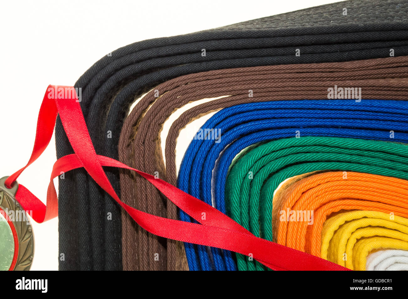 farbige Gürtel in Martial Arts und ein Teil des Judo uniform und Medaille Stockfoto