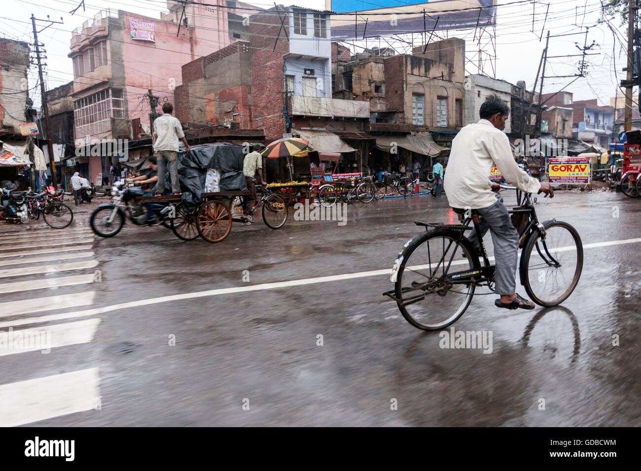 Radfahrer fahren an einem regnerischen Tag in Agra, Uttar Pradesh, Indien Stockfoto