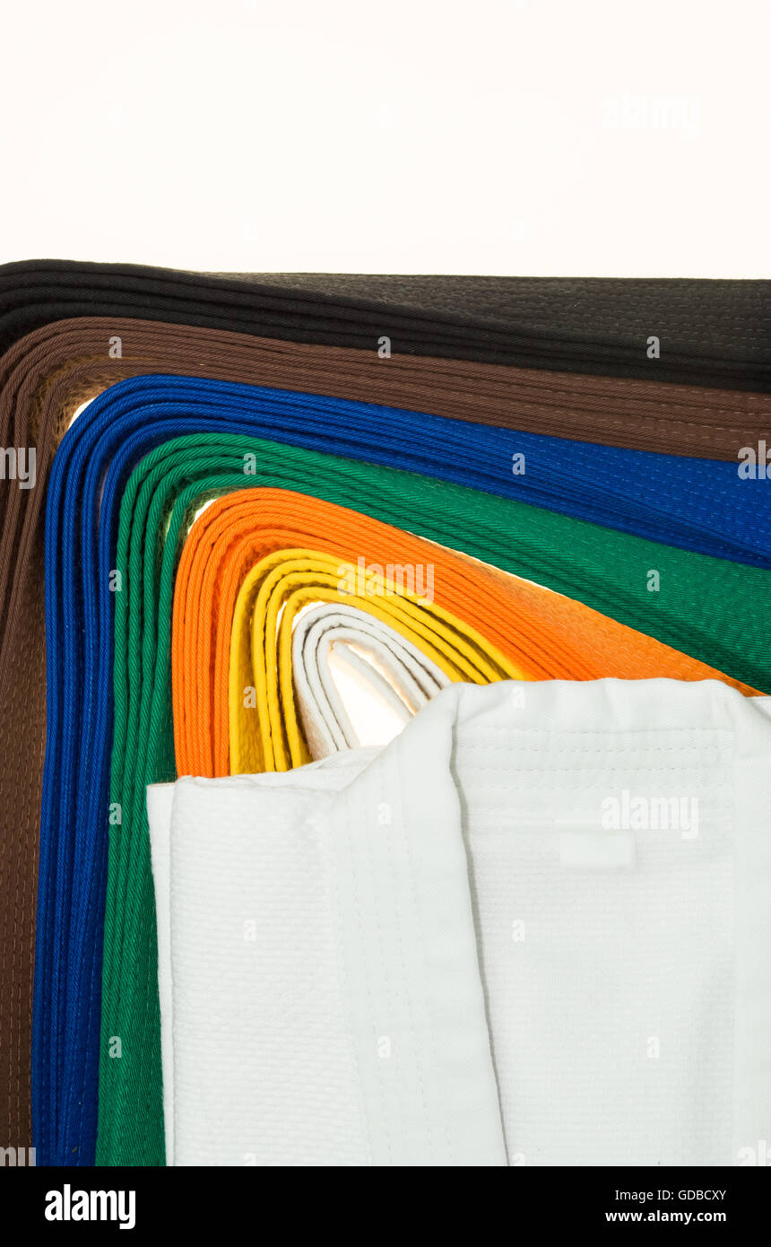 farbige Gürtel in Martial Arts und ein Teil des Judo uniform für einen fast abstrakten Hintergrund Stockfoto