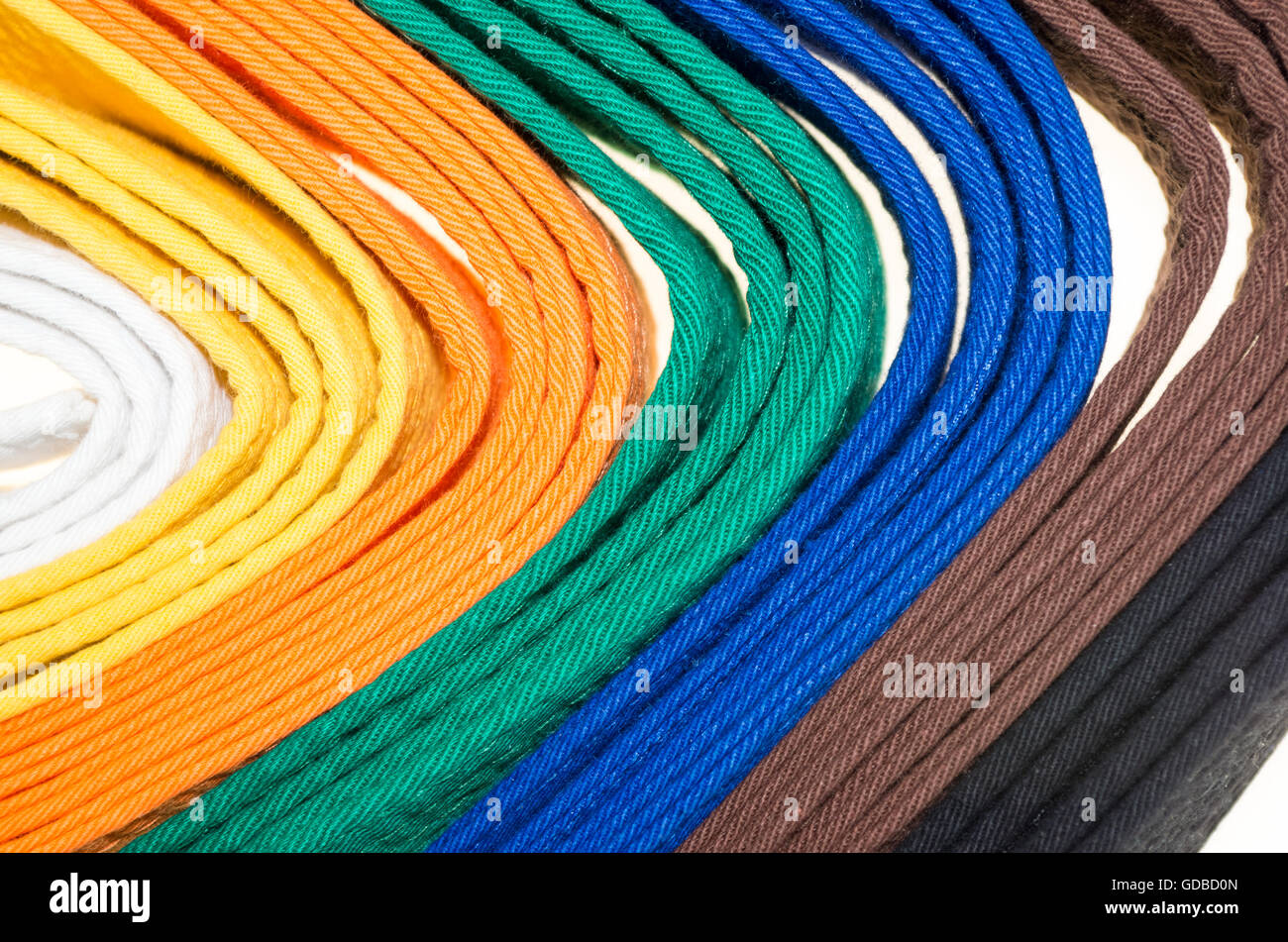 farbige Gürtel in Martial Arts und ein Teil des Judo uniform für einen fast abstrakten Hintergrund Stockfoto