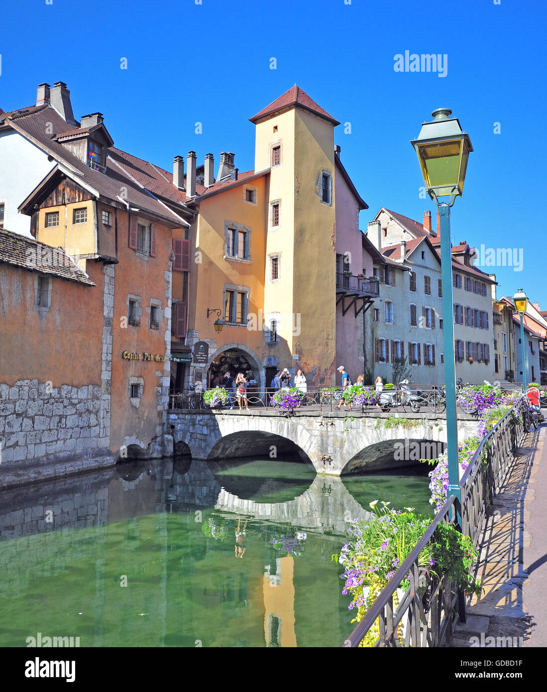 ANNECY, Frankreich - 22. August 2015: Blick auf die Straße im Zentrum von Annecy am 22. August 2015. Stockfoto