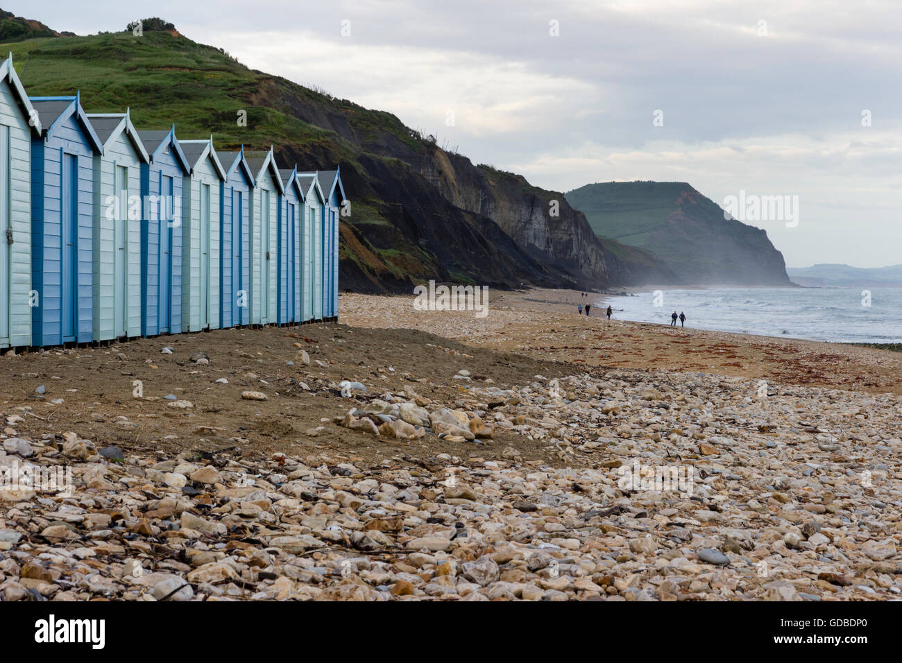 Strandhütten auf der Kiesstrand im Charmouth, Dorset, England, am die Jurassic Coast UNESCO-Weltkulturerbe. Stockfoto