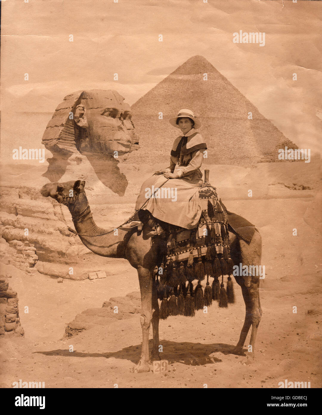 Sepia Vintage Lady auf einem Kamel in Ägypten mit Pyramiden und große Sphynx viktorianischen Stockfoto