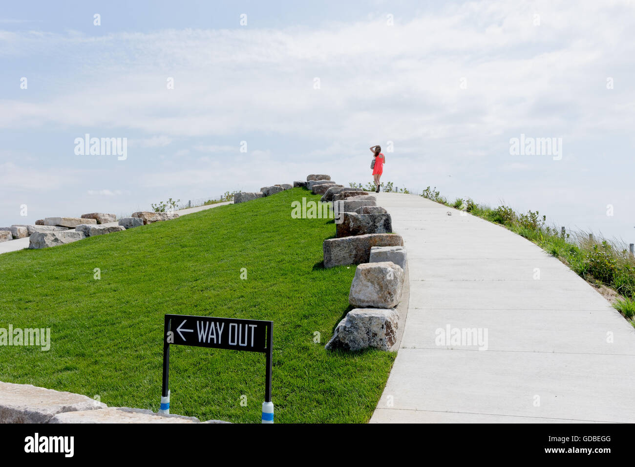 Es gibt vier künstliche Hügeln auf Governors Island, entworfen von West 8. Der Gipfel des Hügels von Outlook ist 70 Fuß über dem Meeresspiegel. Stockfoto