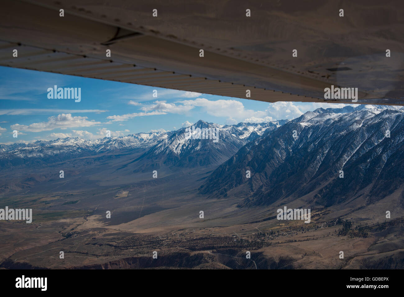 Luftaufnahme des Owens Valley in der Nähe von Bishop, CA. Blick nach Südwesten in Richtung Sierra Nevada Bergkette Stockfoto