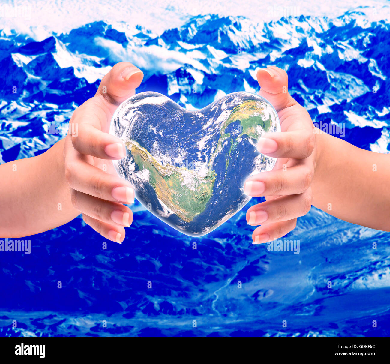 Welt in Herzform mit über Frauen menschliche Hände auf natürliche der Hintergrund jedoch unscharf: Welt-Herz-Gesundheitstag, Bestandteil dieser Bild-Pelz Stockfoto