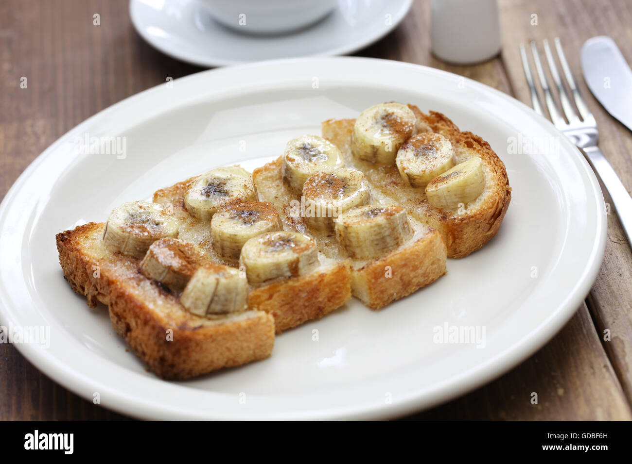 Zimt-Zucker-Bananen-Toast und eine Tasse Kaffee Stockfoto