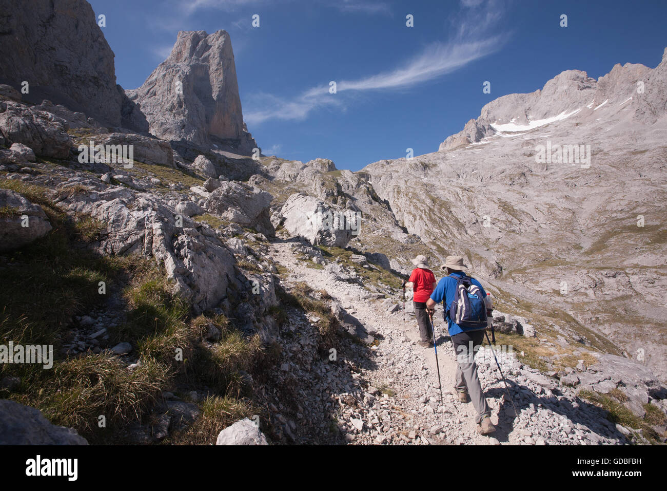 Wandern, El Naranjo de Bulnes, der Aufenthalt in, Refugio, Vega de Urriello, in Picos de Europa, Europa Nationalpark, Asturien, Spanien. Stockfoto