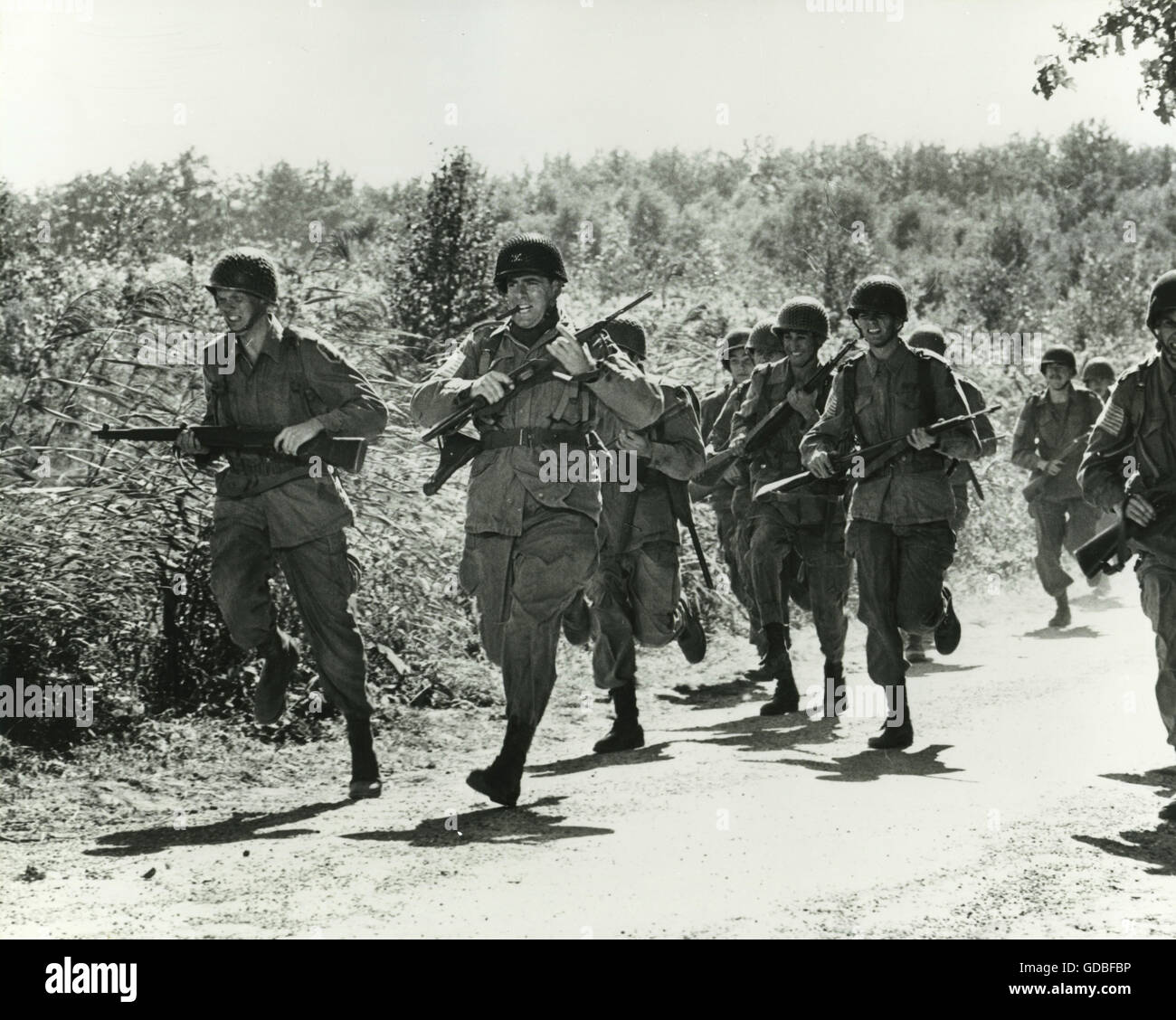 FILM A Bridge Too Far (1977, Richard Attenborough) Elliott Gould (Col Robert Stout) führt 506. Fallschirm-Infanterie-Regiment Stockfoto