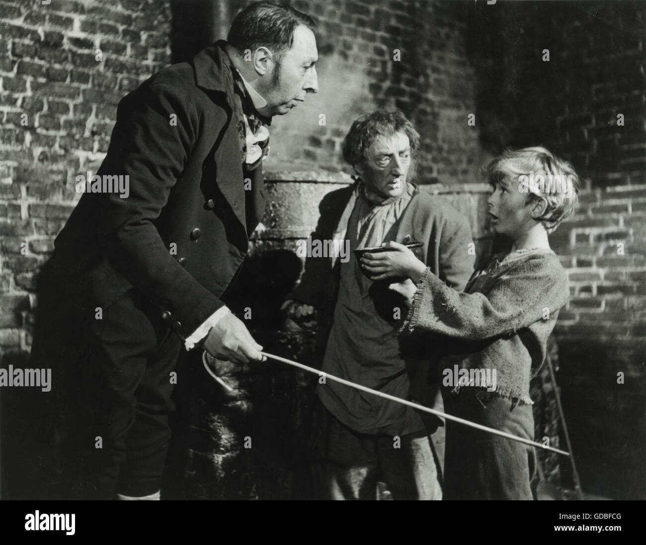 FILM Oliver Twist (1948, David Lean) Kenneth Downey (Arbeitshaus Master), unbekannte, John Howard Davies (Oliver Twist) Stockfoto
