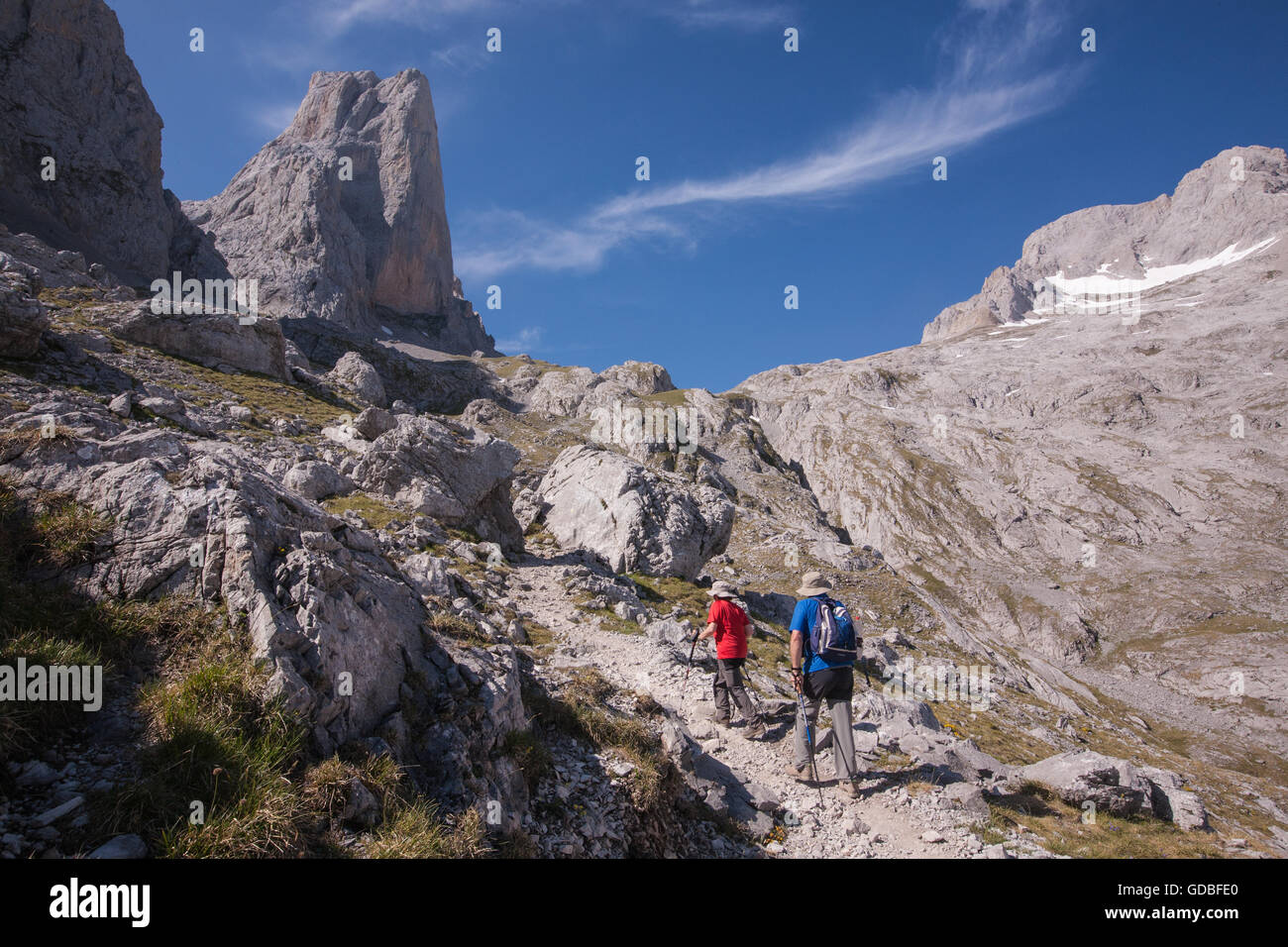 Wandern, El Naranjo de Bulnes, der Aufenthalt in, Refugio, Vega de Urriello, in Picos de Europa, Europa Nationalpark, Asturien, Spanien. Stockfoto