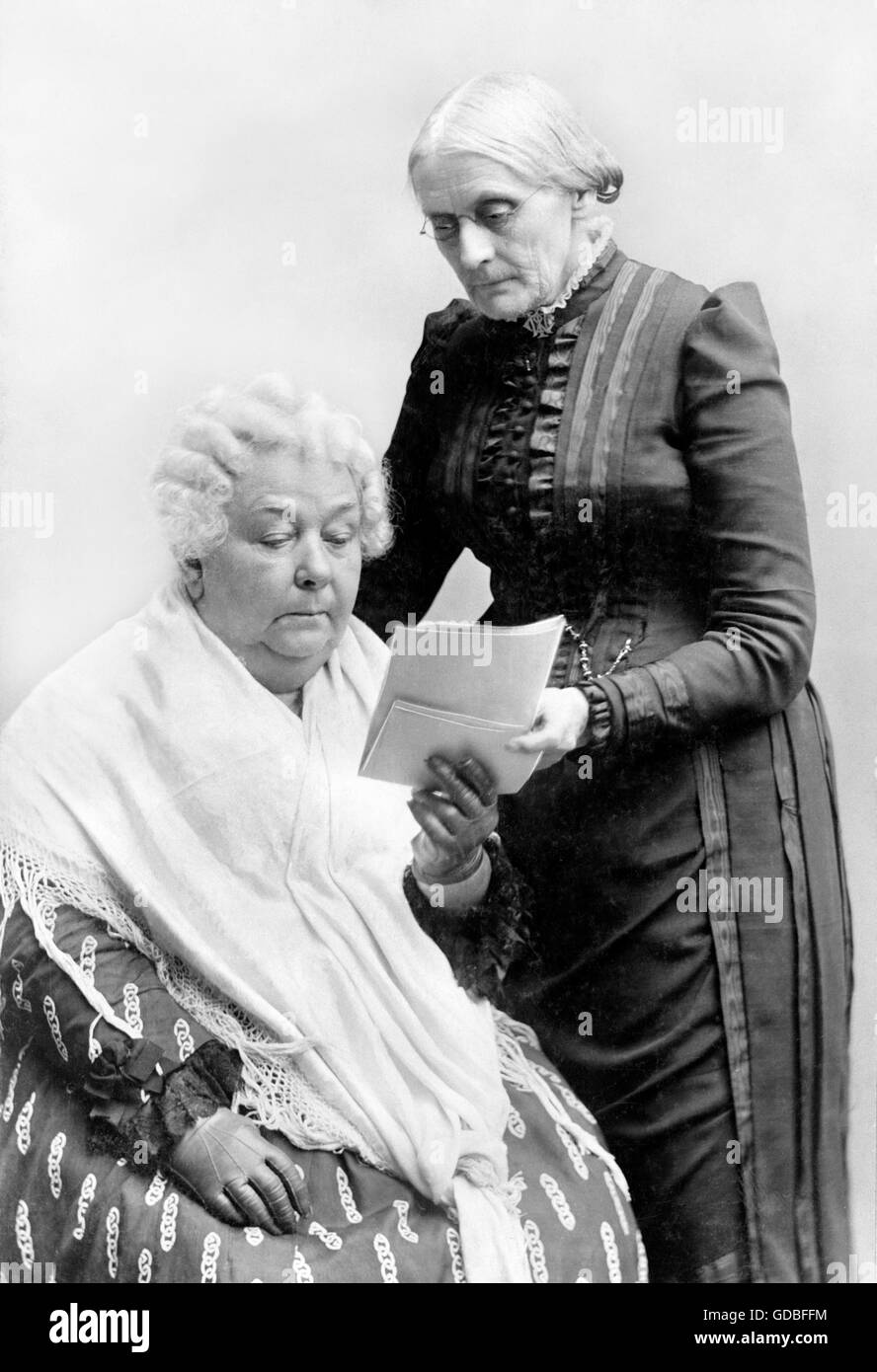 Elizabeth Cady Stanton (1815-1902), sitzend, und Susan B Anthony (1820-1906), US-amerikanischer Suffragetten und Sozialreformer... Foto von 1880 bis 1902. Stockfoto