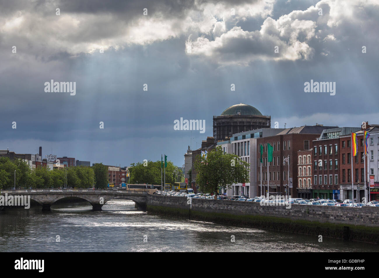 Gewitterwolken und Sonnenstrahlen über den Fluss Liffey und die Stadt Dublin in Irland. Stockfoto