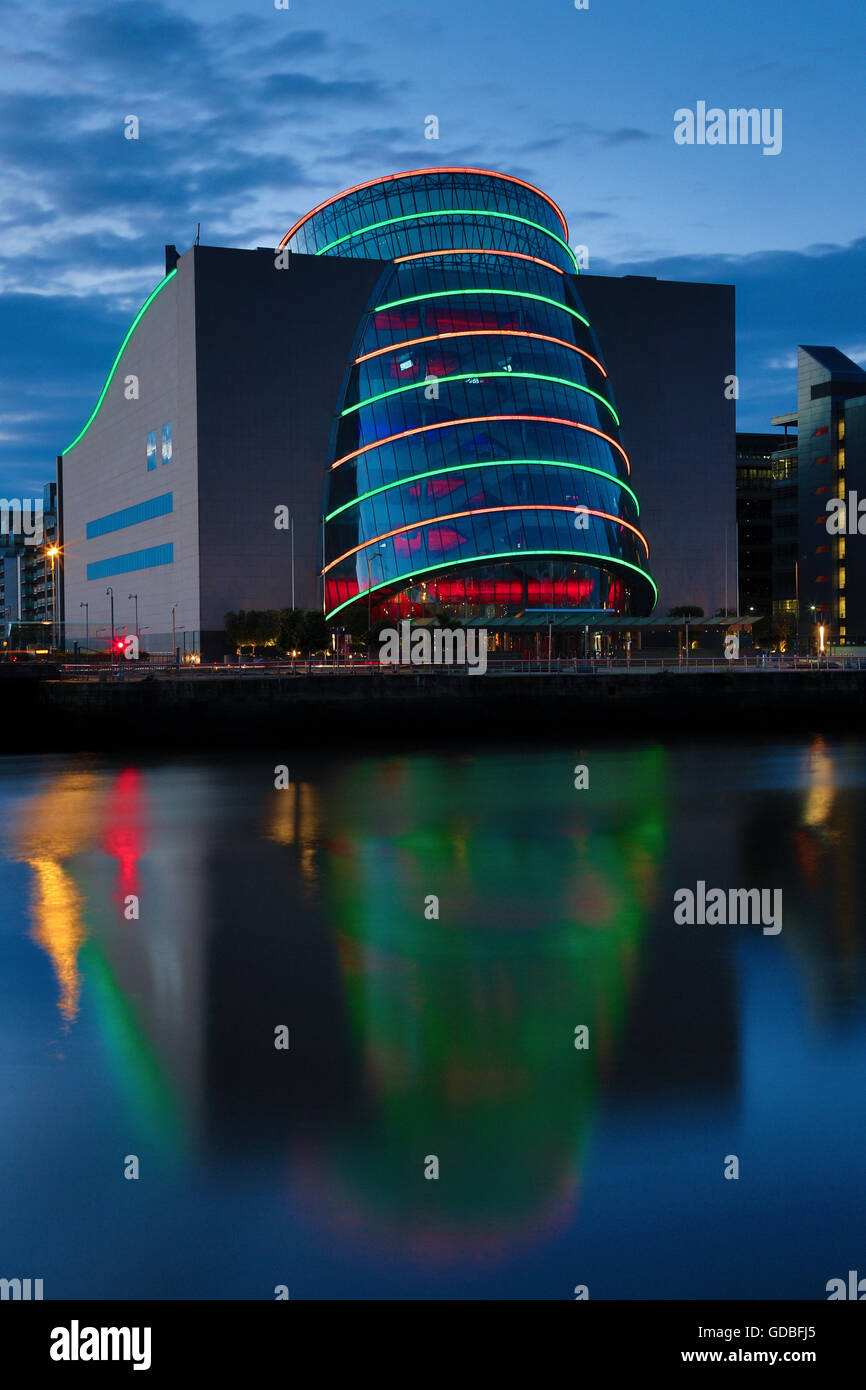 Nachtansicht des Convention Centre in Dublin Docklands in der Republik Irland Stockfoto
