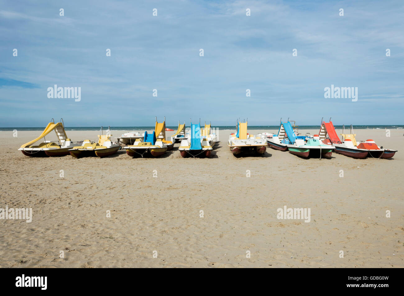 Bunte Reihe von Pedalo geparkt am Strand Stockfoto