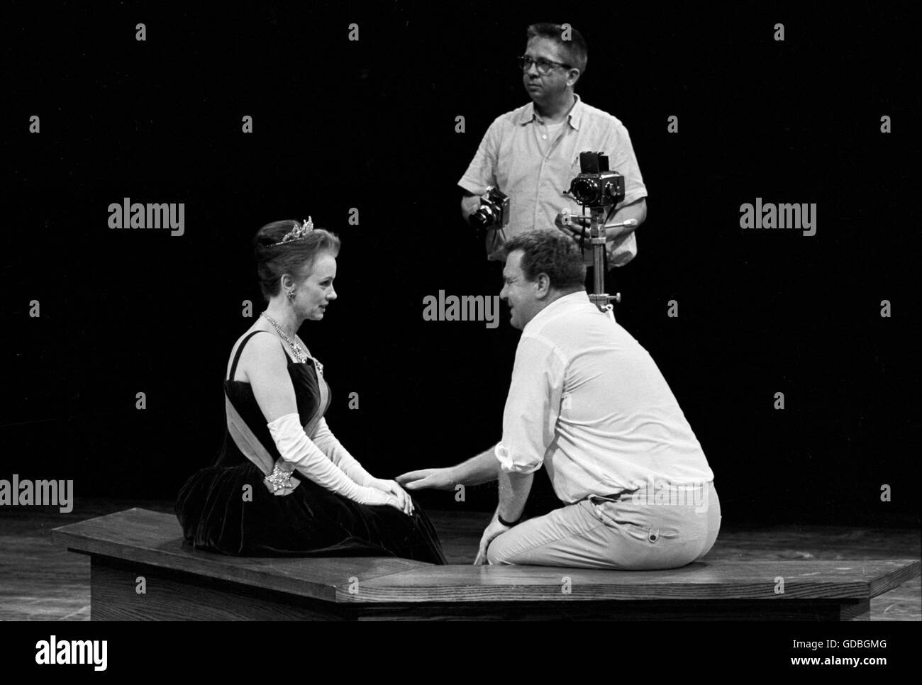Regisseur Douglas Campbell mit Jessica Tandy im Guthrie Theater im Jahr 1963. Campbell ist ein Fotograf, Regie, die Starfotos von Tandy für das Theaterstück Hamlet dreht. Stockfoto