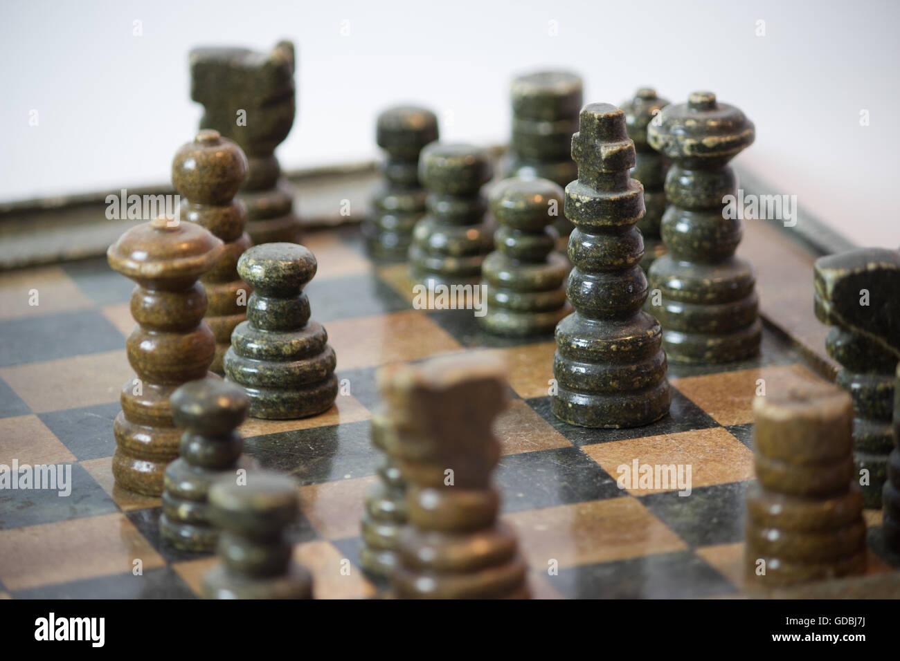 Schach an Bord Nahaufnahme Schwerpunkt König Stockfoto