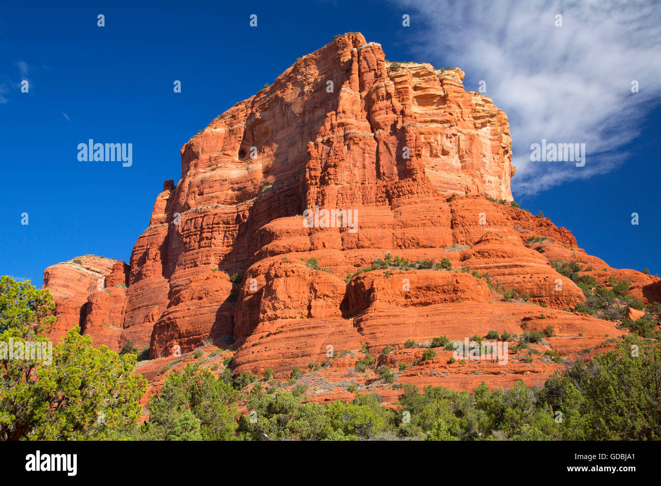 Gerichtsgebäude Butte vom Gerichtsgebäude Butte Rundwanderweg, roten Felsen Scenic Byway, Coconino National Forest, Arizona Stockfoto