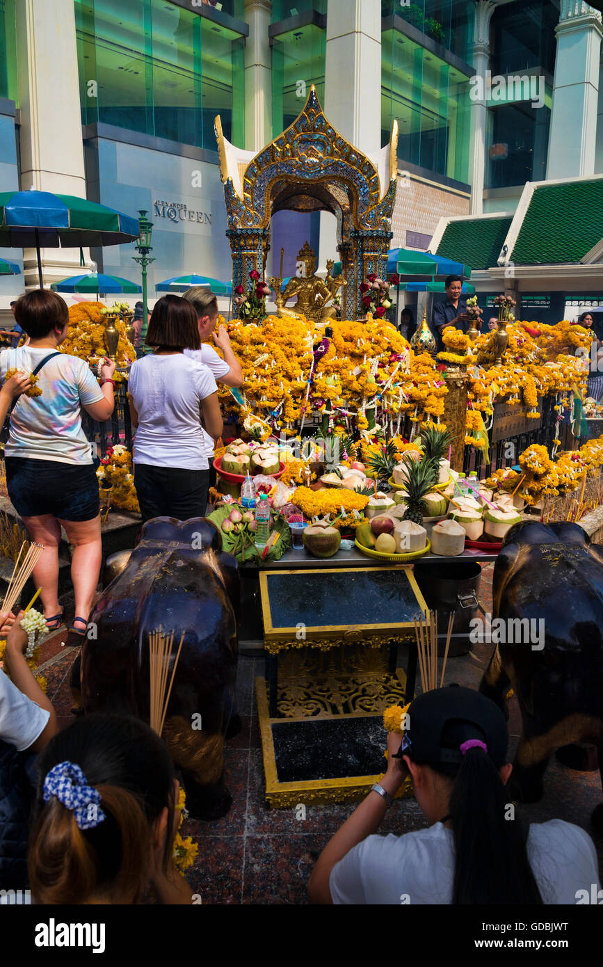 Der Erawan-Schrein, Bangkok, Thailand. Stockfoto