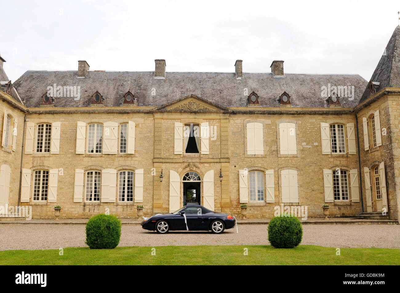 Auto geparkt vor einem Schloss Stockfoto