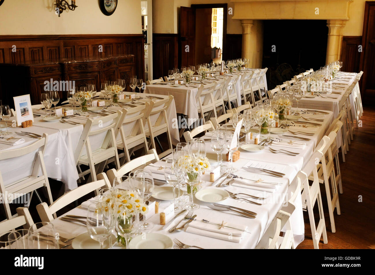 Tische gedeckt für eine Hochzeitsfeier Stockfoto