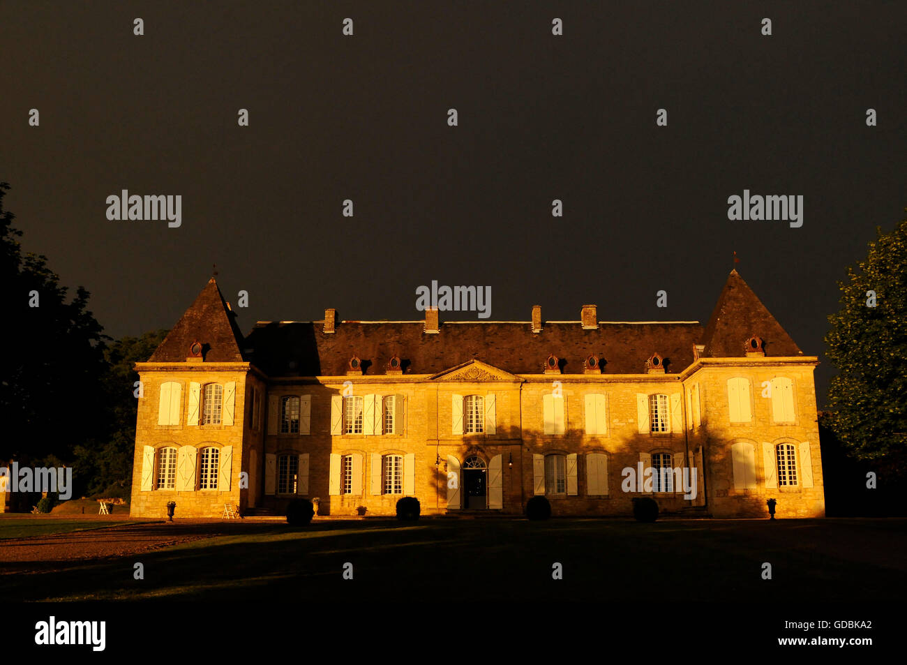 Schloss, die nachts beleuchtet Stockfoto