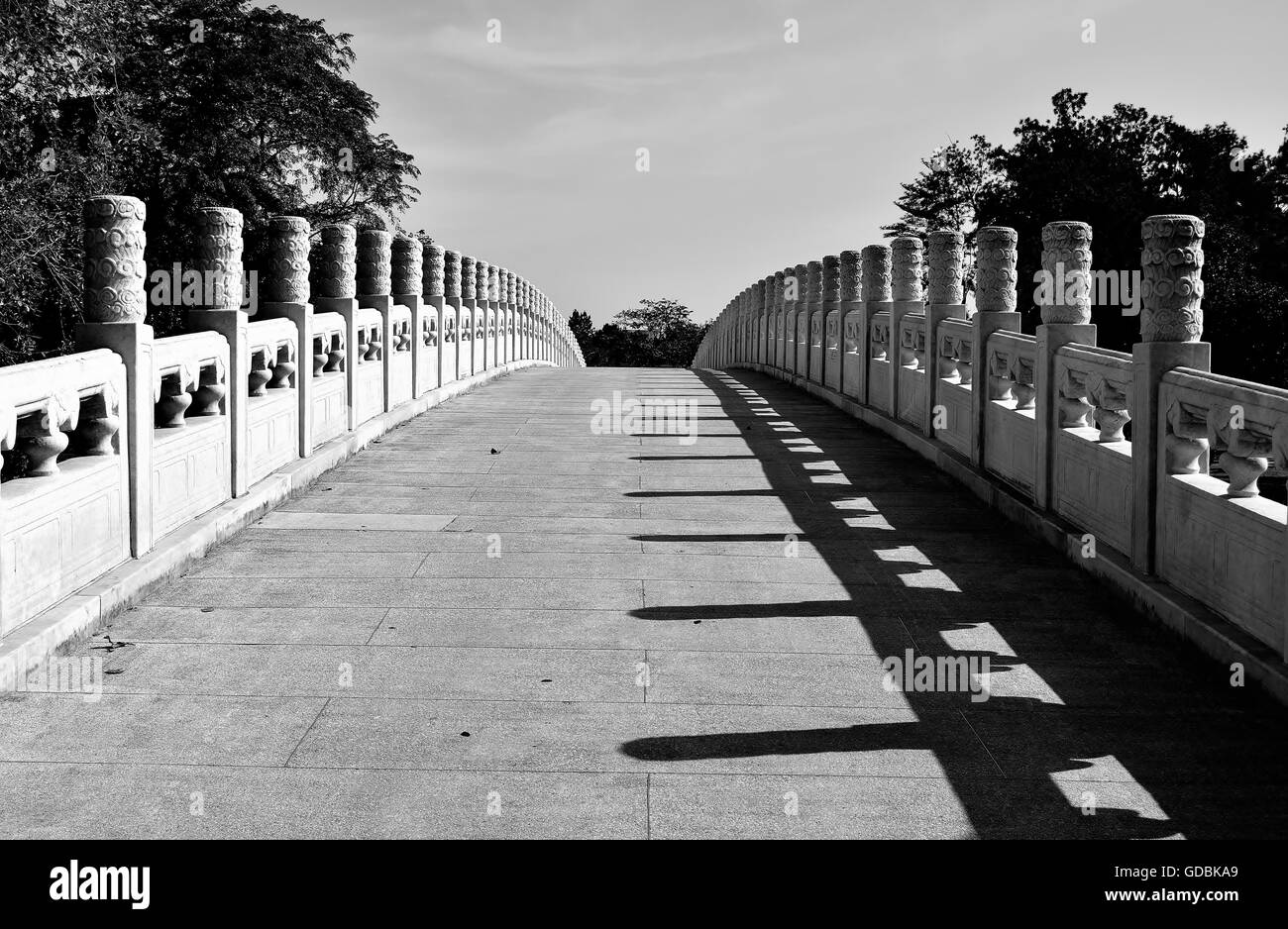 Klassische Stein chinesische Brücke an den Chinesischen Garten, Singapur Stockfoto