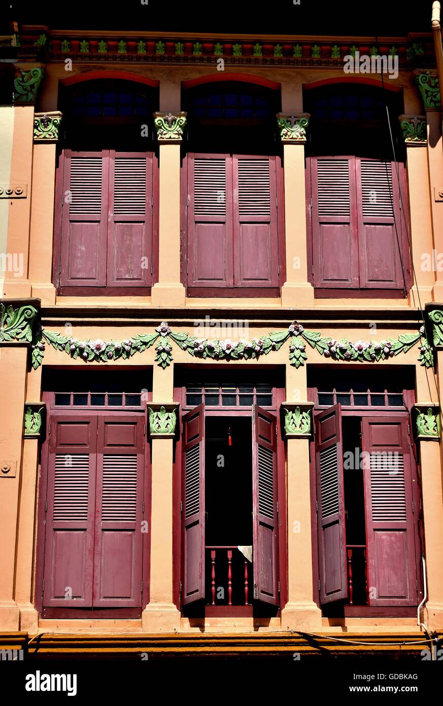 Vor vintage traditionelle Peranakan oder Straits Chinesisch Singapur shop Haus außen mit antik braun Fensterläden aus Holz im historischen Little India Stockfoto