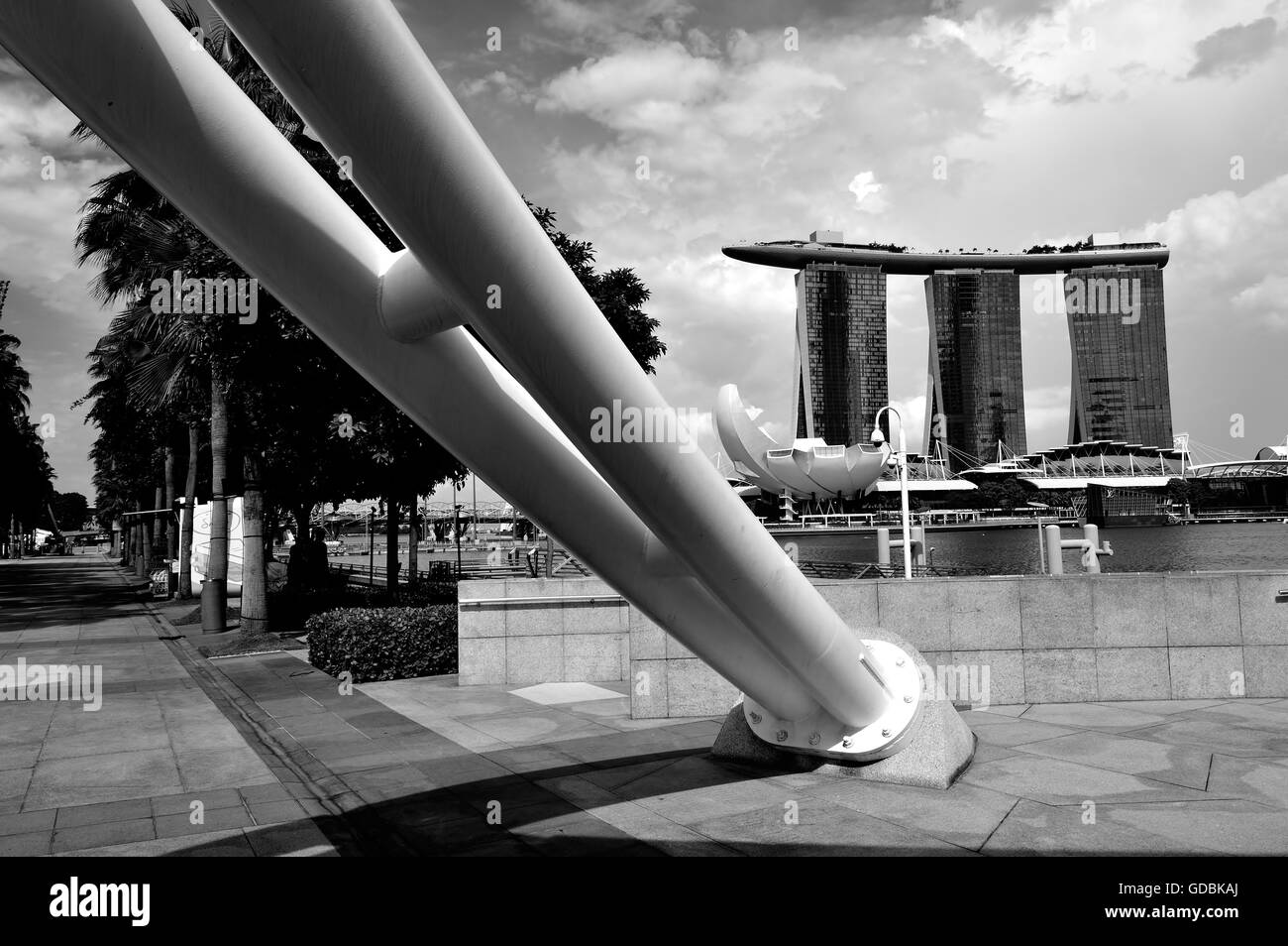 Blick auf die markanten Türme von Marina Bay Sands Resort von der Esplanade Theater an der Bucht Stockfoto