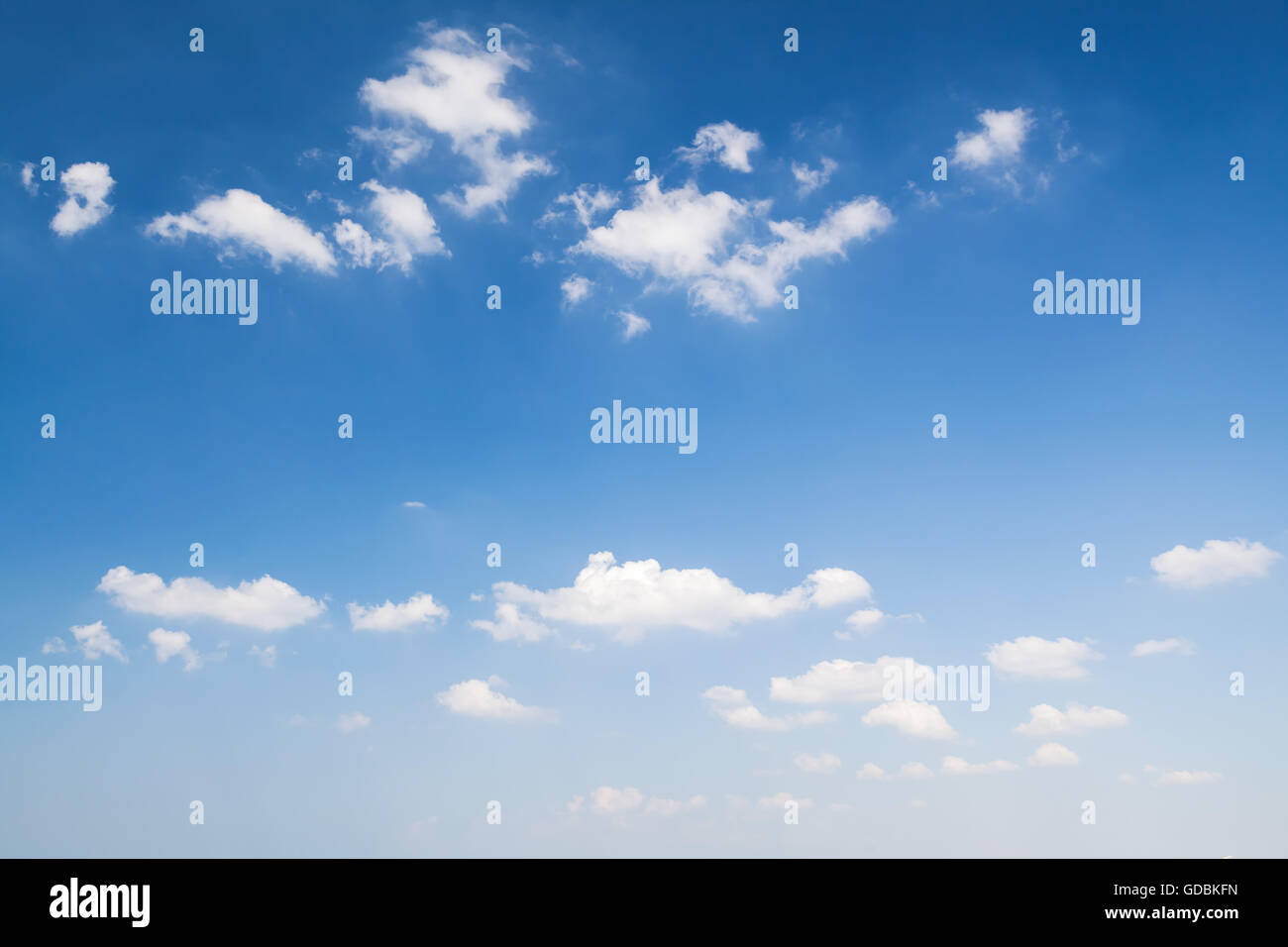 Weiße Wolken im tiefblauen Himmel, natürlichen Hintergrundfoto Stockfoto