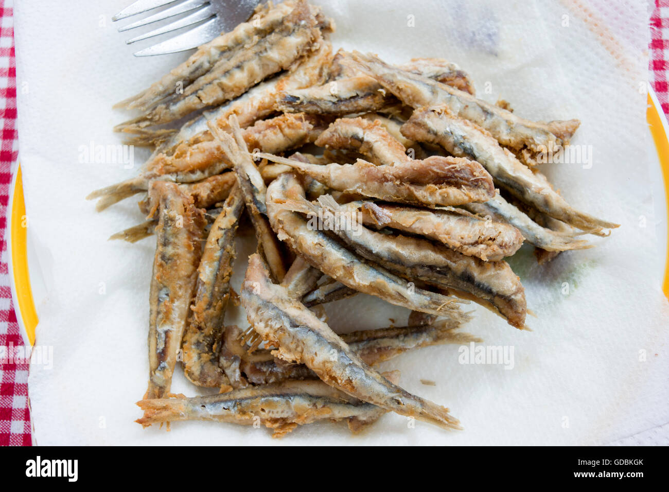 ganze Sardellen geschlagen und in Olivenöl gebraten Stockfoto