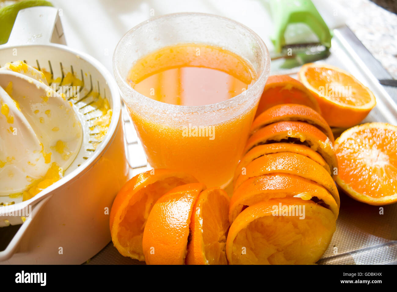 frisch gepressten Orangensaft in ein Glas mit Citrus-Frucht Saftpresse ...