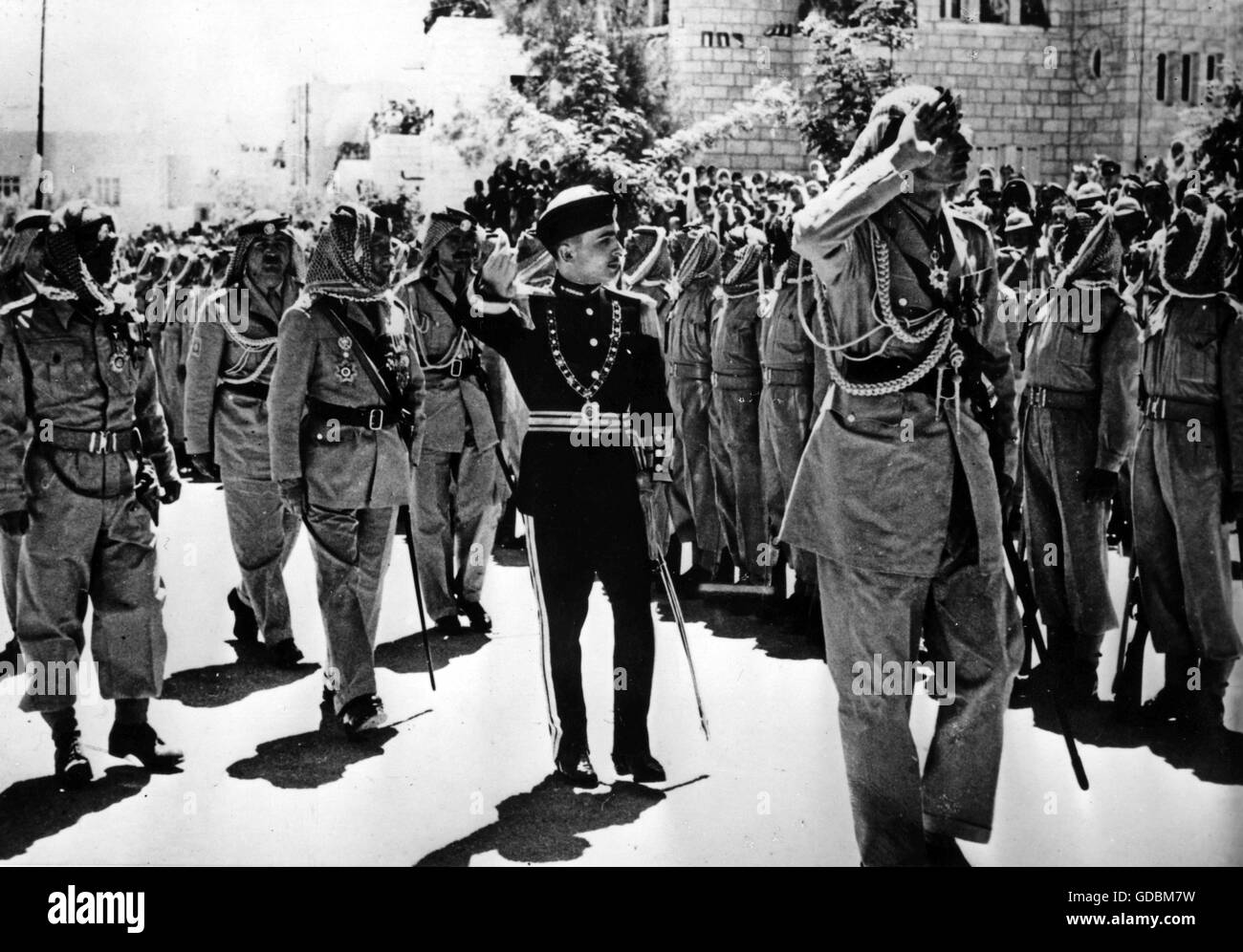 Hussein I, 14.11.1935 - 7.2.1999, König von Jordanien 11.8.1952 - 7.2.1999, in voller Länge, mit General John Bagot Glubb Pasha, nachdem er sich als König betraute und die Parade der Arabischen Legion Amman, 2.5.1953, inspizierte Stockfoto