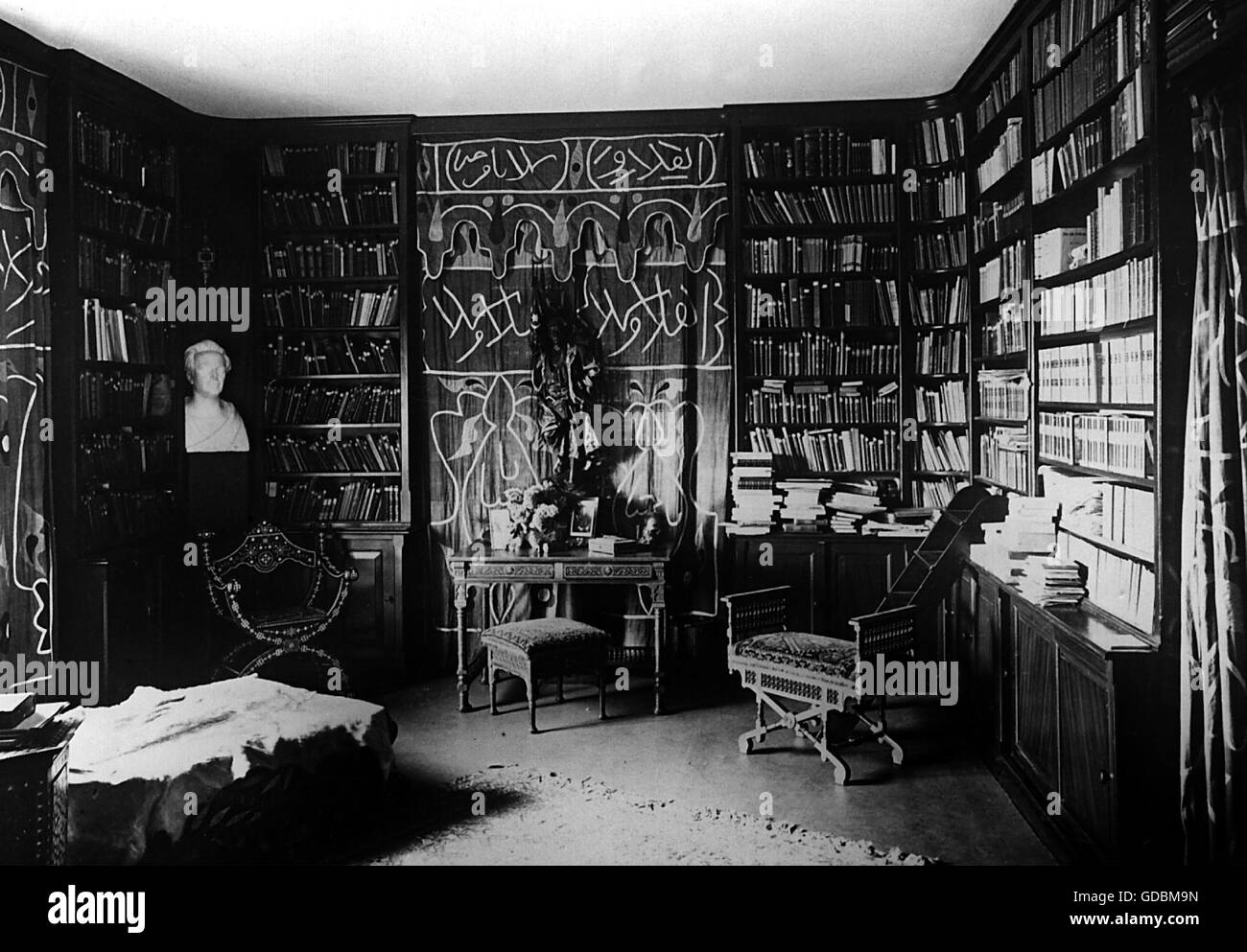 Mai, Karl, 25.2.1842 - 30.3.1912, deutscher Autor/Schriftsteller, seine Bibliothek in der Villa Schatterhand zu Radebeul, Stockfoto