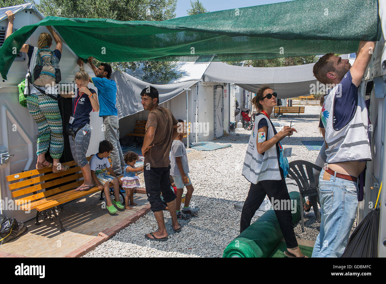 Schattierungen von Boot Flüchtling Stiftung in Kara Tepe Flüchtlingslager in Griechenland verteilt Stockfoto