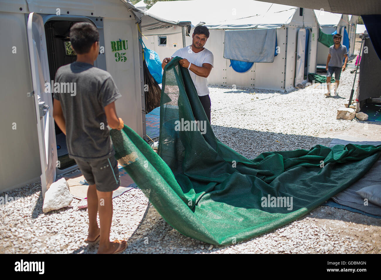 Schattierungen von Boot Flüchtling Stiftung in Tara Tepe Flüchtlingslager in Griechenland verteilt Stockfoto
