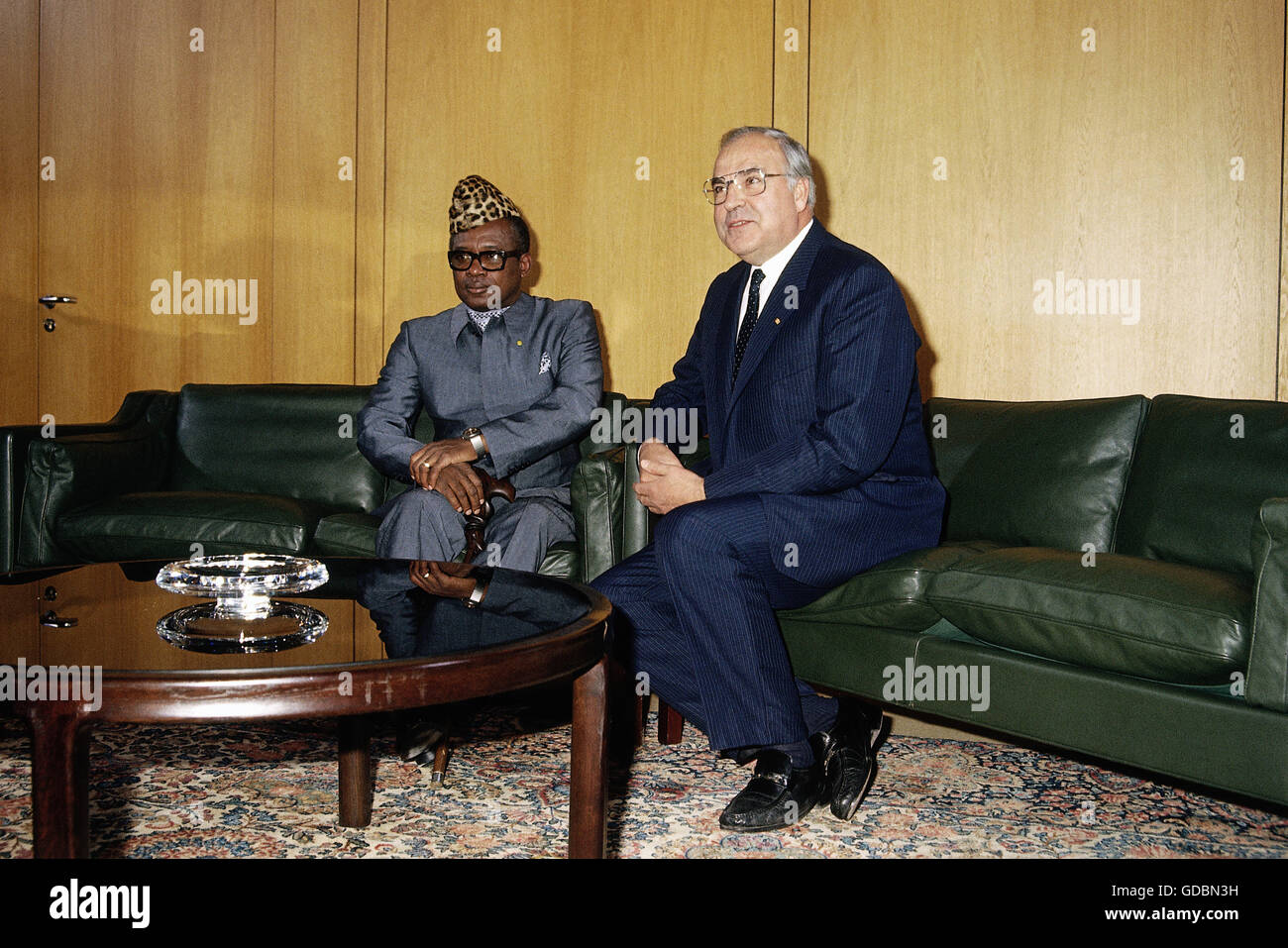 Kohl, Helmut, * 3.4.1930, deutscher Politiker (CDU), Kanzler von Deutschland 1982 - 1998, volle Länge, mit Präsident von Zaire Mobutu Sese Seko, Bonn 1984, Stockfoto