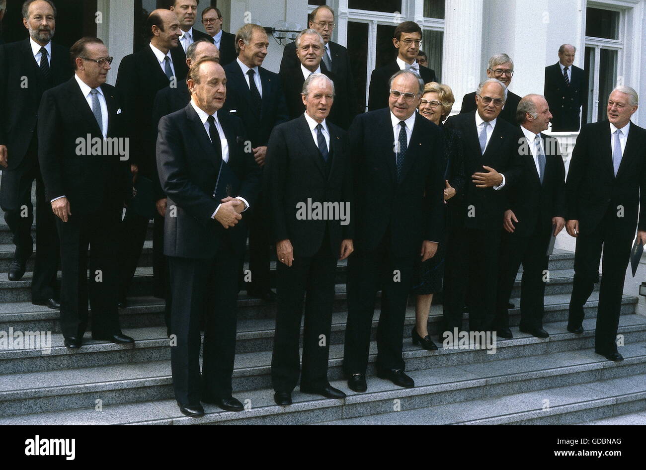 Kohl, Helmut, * 3.4.1930, deutscher Politiker (CDU), Kanzler von Deutschland 1982 - 1998, Gruppenbild mit seinem Kabinett nach Ernennung, Villa Hammerschmidt, Bonn, 4.10.1982, Stockfoto