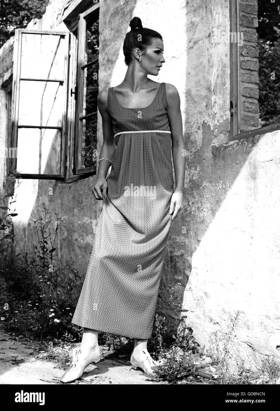 Mode, 60er Jahre, Sommerkleid, ein Mdoel trägt ein Sommerkleid aus Viskose  im Empire-Stil, Additional-Rights-Clearences-not available Stockfotografie  - Alamy