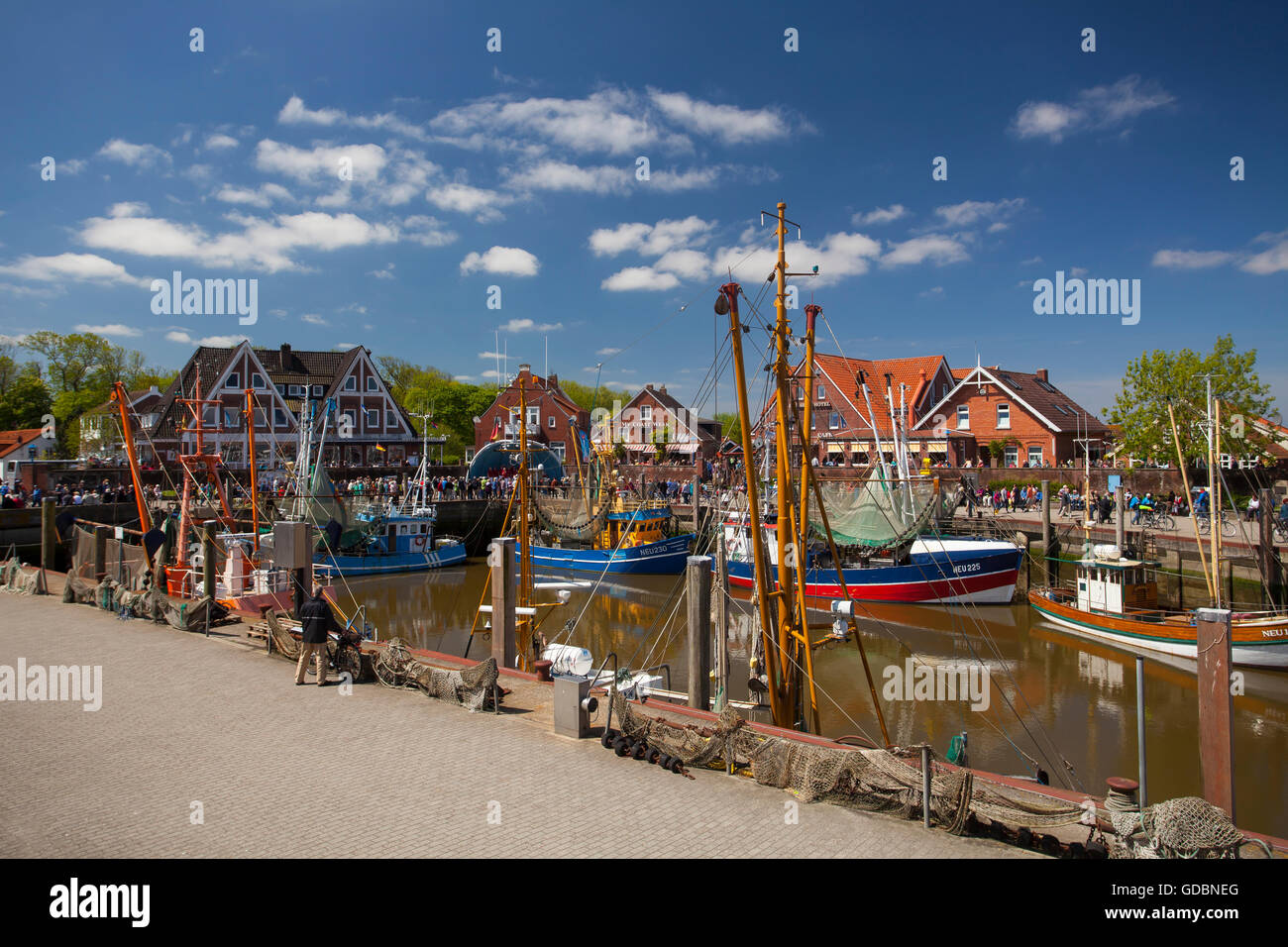 Krabbenkutter im Hafen von Neuharlingersiel, Ostfriesland, Niedersachsen, Deutschland, Europa Stockfoto