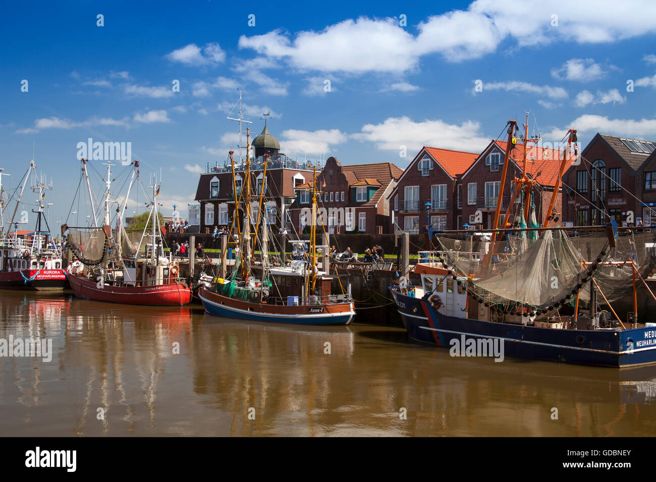 Krabbenkutter im Hafen von Neuharlingersiel, Ostfriesland, Niedersachsen, Deutschland, Europa Stockfoto