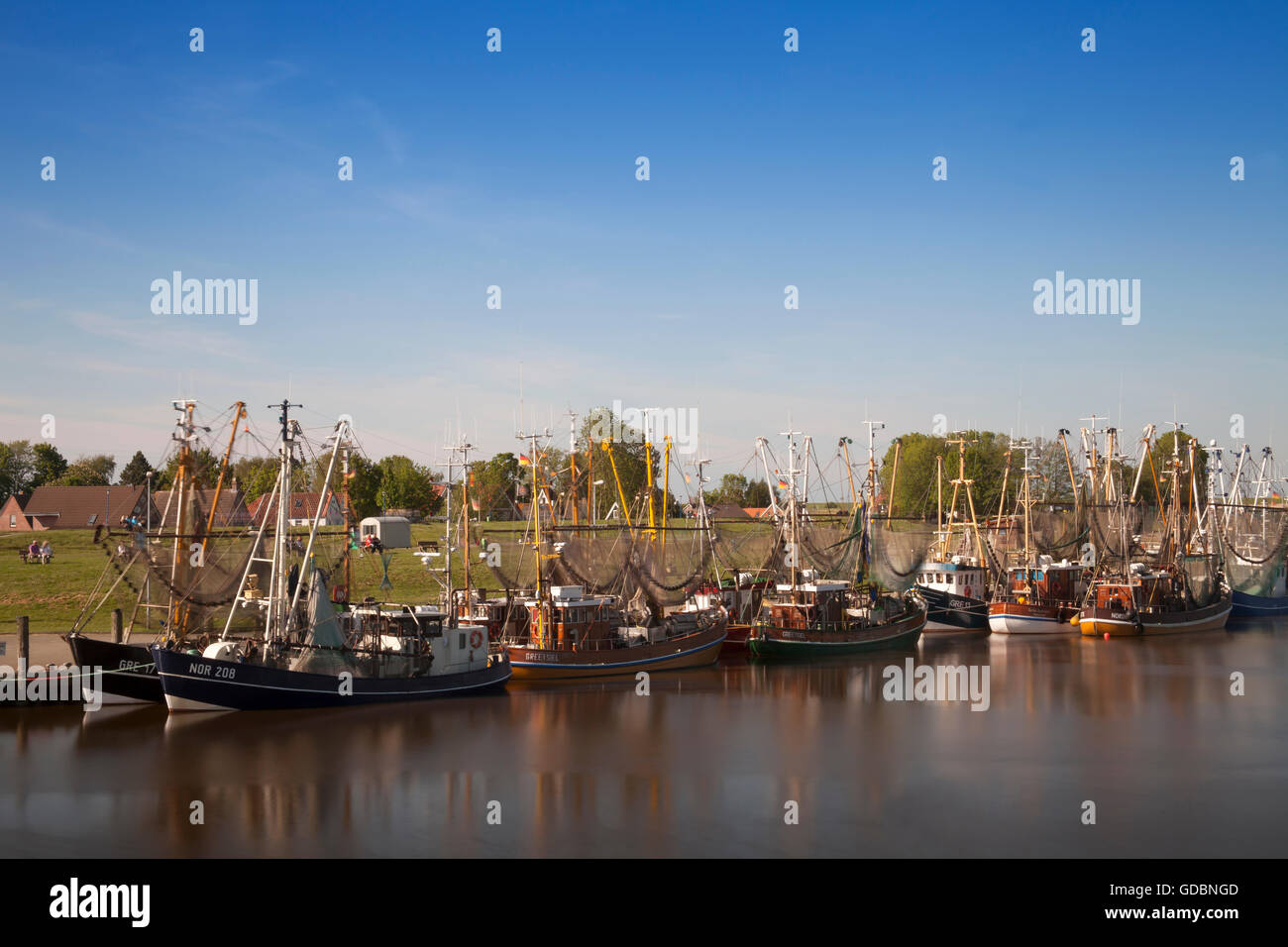 Krabbenkutter im Hafen Greetsiel Leybucht, Krummhoern, Ostfriesland, Niedersachsen, Deutschland, Europa Stockfoto
