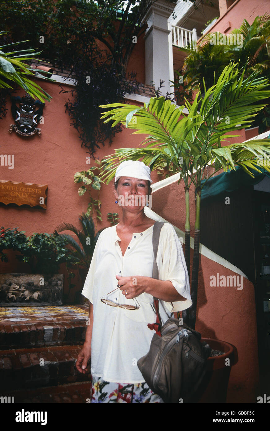 Bach, Vivi, * 3.9.1940, dänische Schauspielerin, halbe Länge, im Hotel, Charlotte Amalie, Jungferninseln, 1980er Jahre Stockfoto