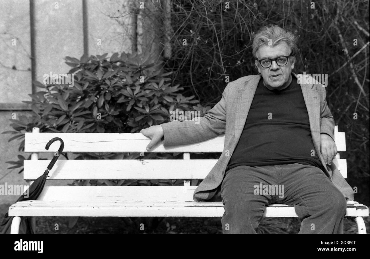 Fried, Erich, 6.5.1921 - 22.11.1988, österreichischer Autor/Schriftsteller (Dichter), halbe Länge, auf der Bank sitzend, Köln, 10.5.1986, Stockfoto