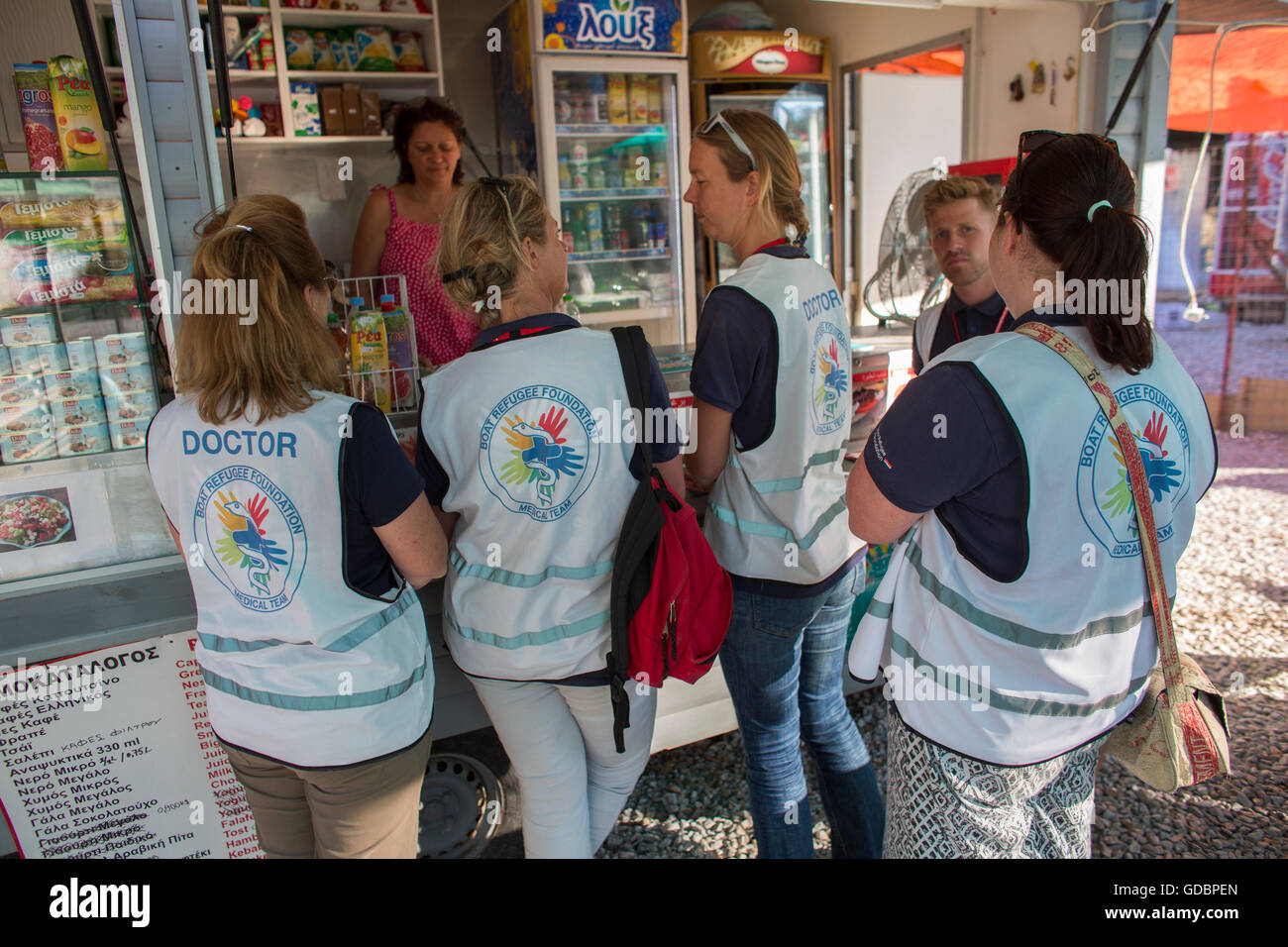 Niederländischen Freiwilligen Boot Flüchtling Stiftung in Lesbos, Griechenland Abendessen außerhalb Moria Flüchtlingslager Stockfoto